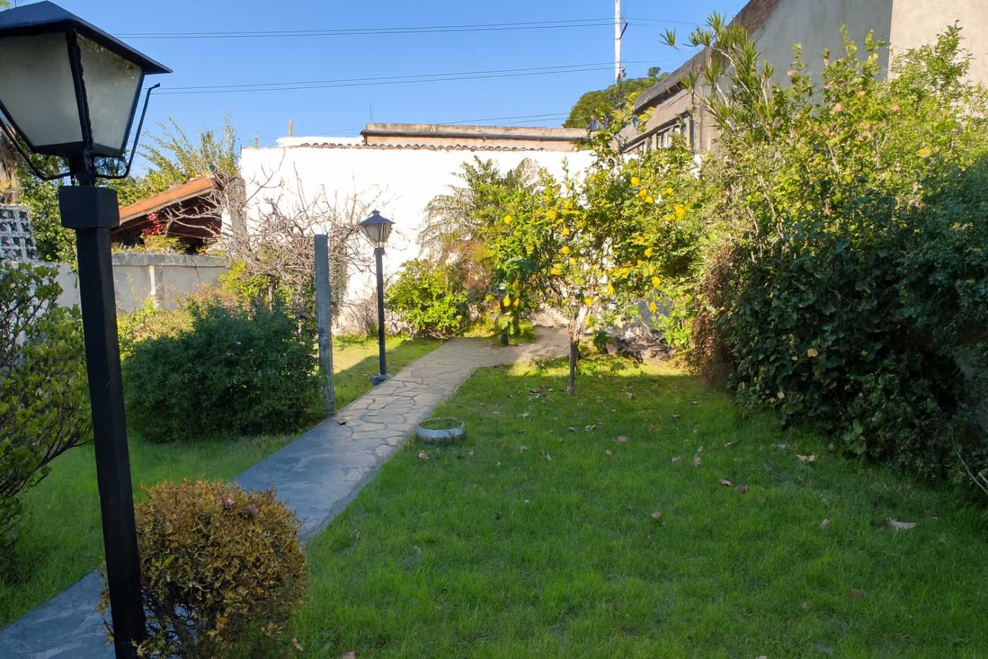 Casa de 5 Ambientes en Dos Plantas con Parque y Quincho en Villa  Ballester