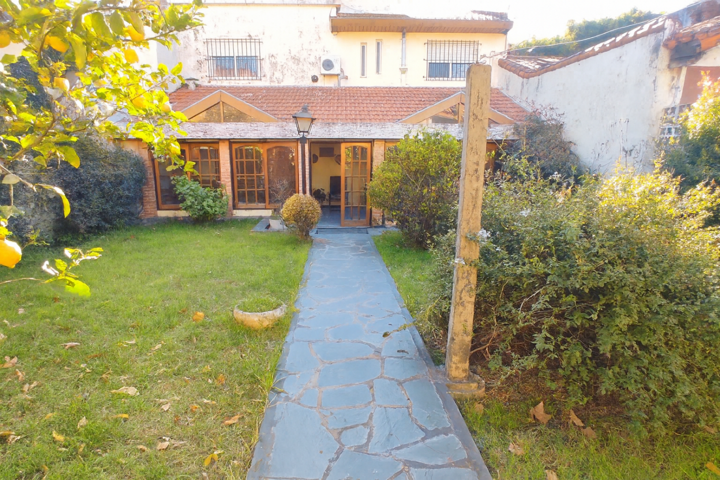 Casa de 5 Ambientes en Dos Plantas con Parque y Quincho en Villa  Ballester