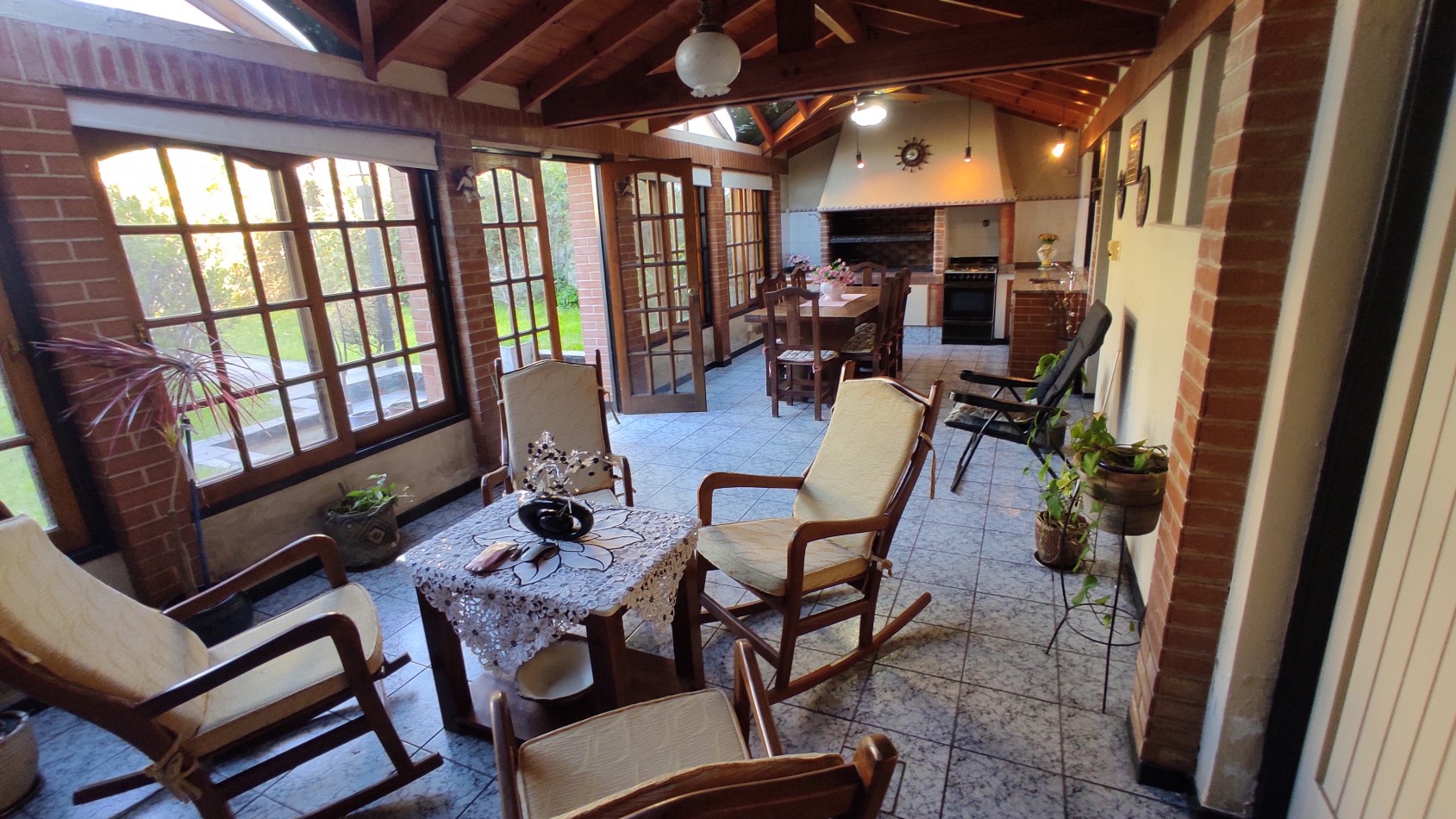 Casa de 5 Ambientes en Dos Plantas con Parque y Quincho en Villa  Ballester