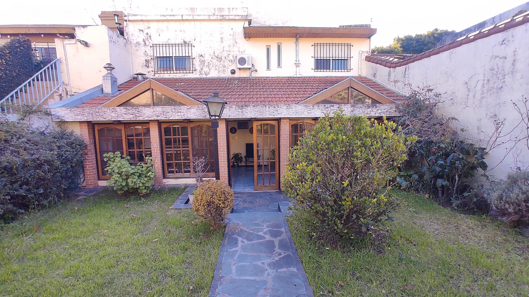 Casa de 5 Ambientes en Dos Plantas con Parque y Quincho en Villa  Ballester