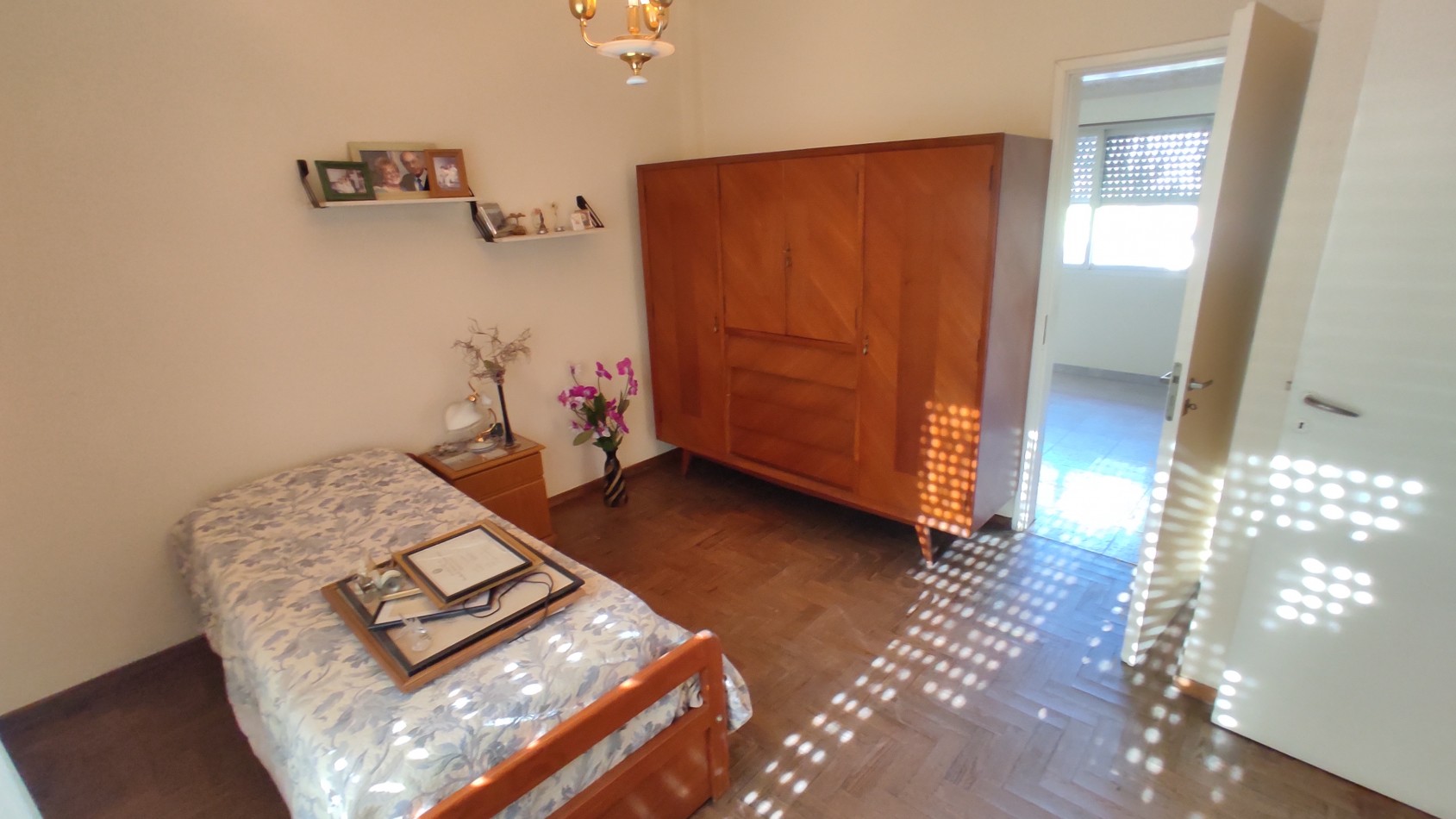 Casa de 5 Ambientes en Dos Plantas con Parque y Quincho en Villa  Ballester