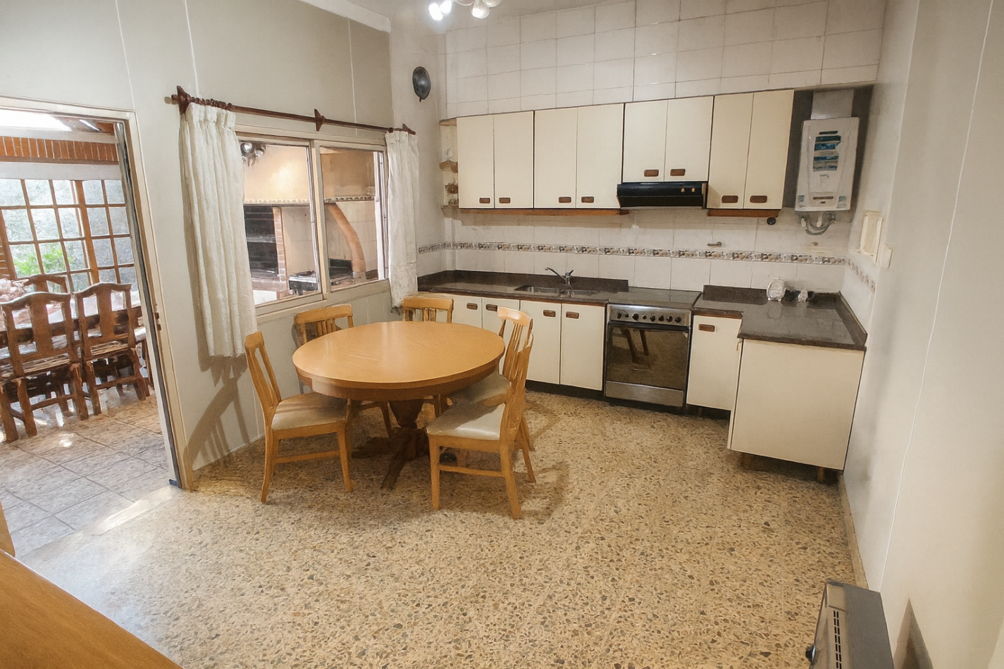 Casa de 5 Ambientes en Dos Plantas con Parque y Quincho en Villa  Ballester