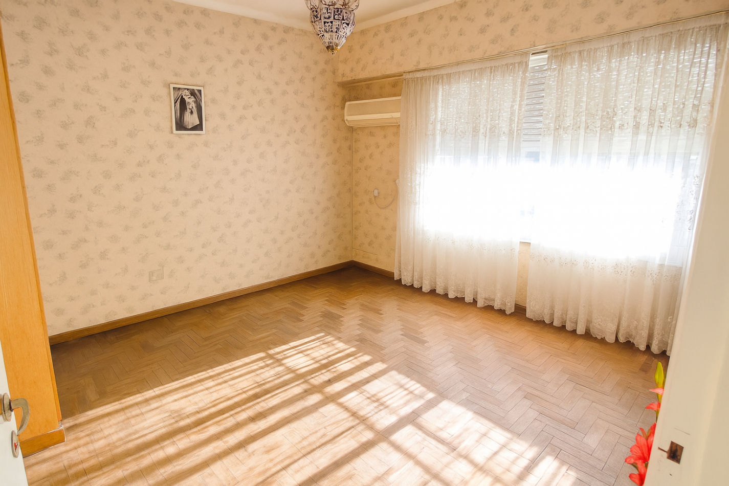 Casa de 5 Ambientes en Dos Plantas con Parque y Quincho en Villa  Ballester